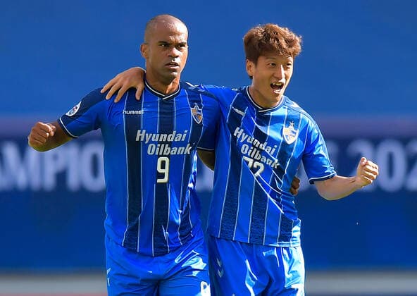 (201210) -- DOHA, Dec. 10, 2020 -- Junior Negrao (L) of Ulsan Hyundai FC celebrates scoring during the quarterfinal match between Beijing Guoan FC of China and Ulsan Hyundai FC of South Korea at the AFC Champions League in Doha, Qatar, Dec. 10, 2020. (Photo by Xinhua) (SP)QATAR-DOHA-FOOTBALL-AFC CHAMPIONS LEAGUE-ULSAN HYUNDAI-BEIJING GUOAN Nikku 