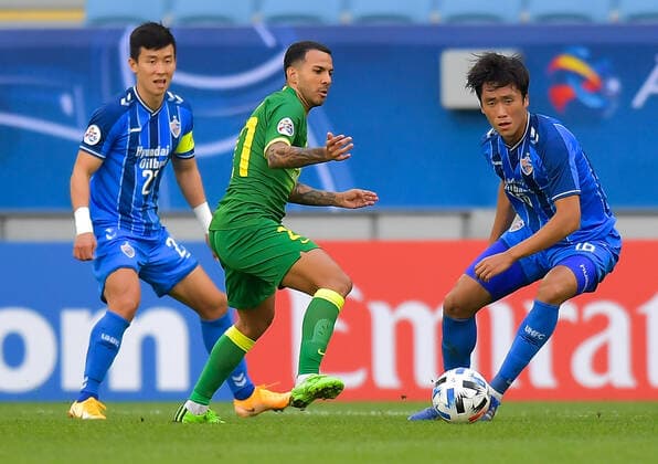 (201210) -- DOHA, Dec. 10, 2020 -- Jonathan Viera (C) of Beijing Guoan FC competes during the quarterfinal match between Beijing Guoan FC of China and Ulsan Hyundai FC of South Korea at the AFC Champions League in Doha, Qatar, Dec. 10, 2020. (Photo by Xinhua) (SP)QATAR-DOHA-FOOTBALL-AFC CHAMPIONS LEAGUE-ULSAN HYUNDAI-BEIJING GUOAN Nikku 