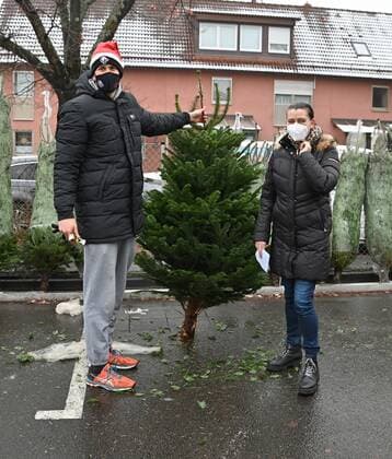 10.12.2020 - Basketball - Saison 2020 2021 - 2. Bundesliga Pro-A - Unterstützung bei Christbaumverkauf bei Falcons-Partner Riedel & Pfeuffer - - Jonathan Maier (13, Nürnberg Falcons BC NBC )