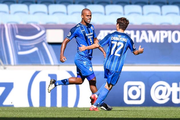 Brazilian professional football player Junior Negrao of Ulsan Hyundai, left, celebrates after scoring a goal during the quarter-final match of 20 21 AFC Champions League (ACL) against Beijing Sinobo Guoan F.C., Doha city, Qatar, 10 December 2020. Beijing Sinobo Guoan F.C. was defeated by Ulsan Hyundai with 0-2.