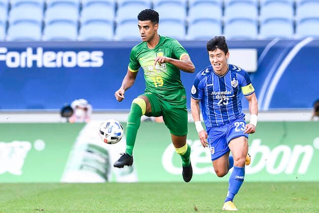 Brazilian-born Chinese footballer player Alan Douglas Borges de Carvalho, simply known as Alan, of Beijing Sinobo Guoan F.C., left, and South Korean professional football player Kim Tae-Hwan of Ulsan Hyundai, right, chase after the ball during the quarter-final match of 20 21 AFC Champions League (ACL), Doha city, Qatar, 10 December 2020. Beijing Sinobo Guoan F.C. was defeated by Ulsan Hyundai with 0-2.