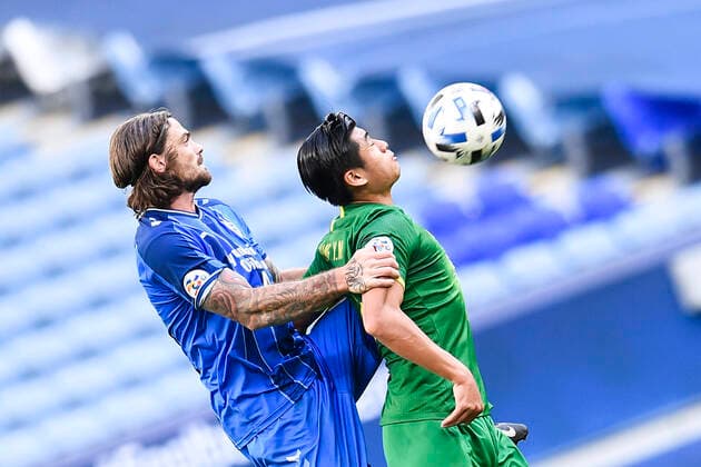 Dutch professional football player Dave Bulthuis of Ulsan Hyundai, left, jumps for a head ball during the quarter-final match of 20 21 AFC Champions League (ACL) against Beijing Sinobo Guoan F.C., Doha city, Qatar, 10 December 2020. Beijing Sinobo Guoan F.C. was defeated by Ulsan Hyundai with 0-2.