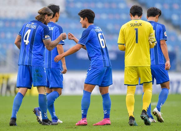 (201210) -- DOHA, Dec. 10, 2020 -- Players of Ulsan Hyundai FC celebrate victory after the quarterfinal match between Beijing Guoan FC of China and Ulsan Hyundai FC of South Korea at the AFC Champions League in Doha, Qatar, Dec. 10, 2020. (Photo by Xinhua) (SP)QATAR-DOHA-FOOTBALL-AFC CHAMPIONS LEAGUE-ULSAN HYUNDAI-BEIJING GUOAN Nikku 