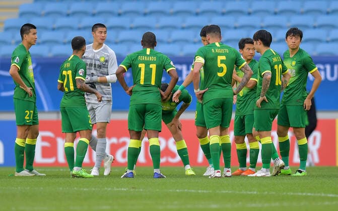 (201210) -- DOHA, Dec. 10, 2020 -- Players of Beijing Guoan react prior to the second half of the quarterfinal match between Beijing Guoan FC of China and Ulsan Hyundai FC of South Korea at the AFC Champions League in Doha, Qatar, Dec. 10, 2020. (Photo by Xinhua) (SP)QATAR-DOHA-FOOTBALL-AFC CHAMPIONS LEAGUE-ULSAN HYUNDAI-BEIJING GUOAN Nikku 