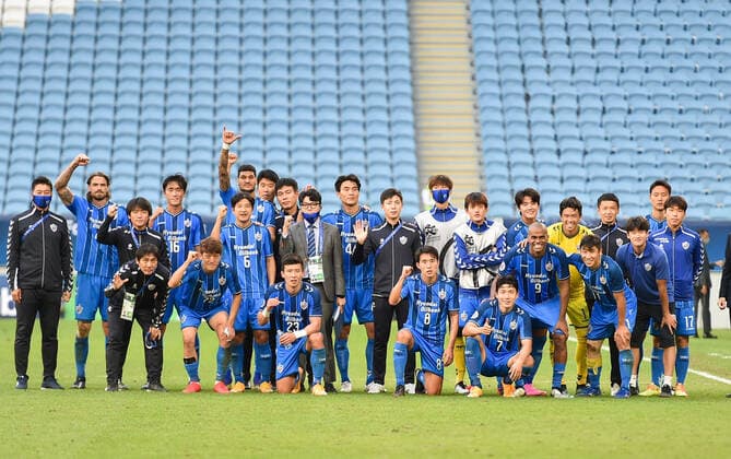 (201210) -- DOHA, Dec. 10, 2020 -- Ulsan Hyundai FC celebrate victory after the quarterfinal match between Beijing Guoan FC of China and Ulsan Hyundai FC of South Korea at the AFC Champions League in Doha, Qatar, Dec. 10, 2020. (Photo by Xinhua) (SP)QATAR-DOHA-FOOTBALL-AFC CHAMPIONS LEAGUE-ULSAN HYUNDAI-BEIJING GUOAN Nikku 