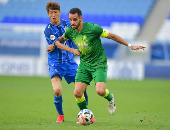 (201210) -- DOHA, Dec. 10, 2020 -- Renato Augusto (R) of Beijing Guoan FC vies with Lee Chung-Yong of Ulsan Hyundai FC during the quarterfinal match between Beijing Guoan FC of China and Ulsan Hyundai FC of South Korea at the AFC Champions League in Doha, Qatar, Dec. 10, 2020. (Photo by Xinhua) (SP)QATAR-DOHA-FOOTBALL-AFC CHAMPIONS LEAGUE-ULSAN HYUNDAI-BEIJING GUOAN Nikku 