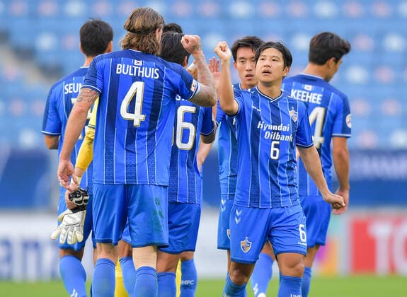 (201210) -- DOHA, Dec. 10, 2020 -- Players of Ulsan Hyundai FC celebrate victory after the quarterfinal match between Beijing Guoan FC of China and Ulsan Hyundai FC of South Korea at the AFC Champions League in Doha, Qatar, Dec. 10, 2020. (Photo by Xinhua) (SP)QATAR-DOHA-FOOTBALL-AFC CHAMPIONS LEAGUE-ULSAN HYUNDAI-BEIJING GUOAN Nikku 