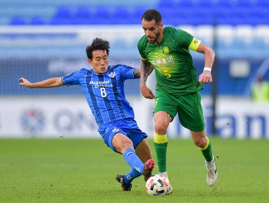 (201210) -- DOHA, Dec. 10, 2020 -- Renato Augusto (R) of Beijing Guoan FC vies with Sin Jin-Ho of Ulsan Hyundai FC the quarterfinal match between Beijing Guoan FC of China and Ulsan Hyundai FC of South Korea at the AFC Champions League in Doha, Qatar, Dec. 10, 2020. (Photo by Xinhua) (SP)QATAR-DOHA-FOOTBALL-AFC CHAMPIONS LEAGUE-ULSAN HYUNDAI-BEIJING GUOAN Nikku 