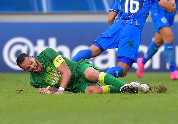 (201210) -- DOHA, Dec. 10, 2020 -- Renato Augusto of Beijing Guoan FC falls on the ground during the quarterfinal match between Beijing Guoan FC of China and Ulsan Hyundai FC of South Korea at the AFC Champions League in Doha, Qatar, Dec. 10, 2020. (Photo by Xinhua) (SP)QATAR-DOHA-FOOTBALL-AFC CHAMPIONS LEAGUE-ULSAN HYUNDAI-BEIJING GUOAN Nikku 