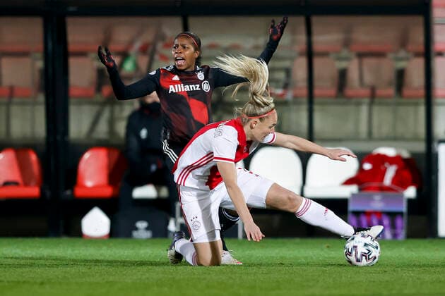 AMSTERDAM , 10-12-2020 , Sportpark de Toekomst , Dutch football , Champions League , season 2020 2021. (L-R) Bayern Munchen player Lineth Beerensteyn and Ajax player Stefanie van der Gragt during the match Ajax vs Bayern Munchen women Ajax - Bayern Munchen women  Copyright: ToonxDompeling