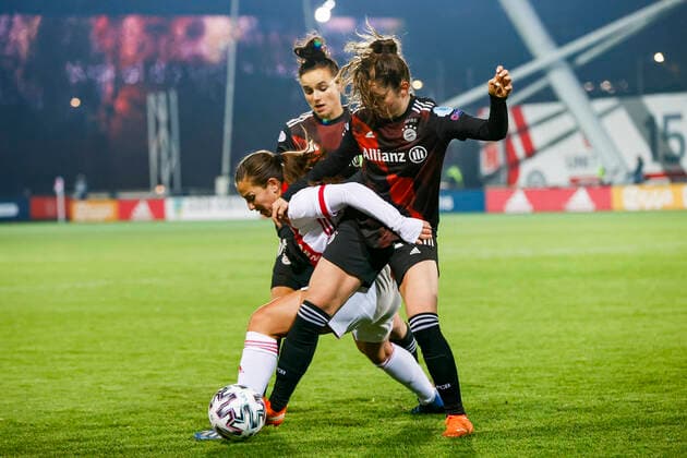 AMSTERDAM , 10-12-2020 , Sportpark de Toekomst , Dutch football , Champions League , season 2020 2021. (L-R) Ajax player Vanity Lewerissa ands Bayern Munchen player Sarah Zadrazil during the match Ajax vs Bayern Munchen women Ajax - Bayern Munchen women  Copyright: ToonxDompeling