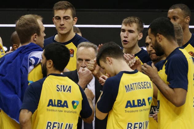 Trainer Aito Garcia Reneses Mannschaftskreis vor Spielbeginn einschwören Ritual Basketball EuroLeague Herren Saison 2020 2021 10.12.2020 ALBA Berlin vs. Fenerbahce Istanbul