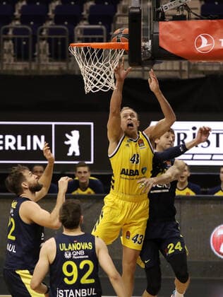 Johnny Hamilton, Edgaras Ulanovas, Luke Sikma, Jan Vesely Aktion Spielszene Zweikampf Basketball EuroLeague Herren Saison 2020 2021 10.12.2020 ALBA Berlin vs. Fenerbahce Istanbul