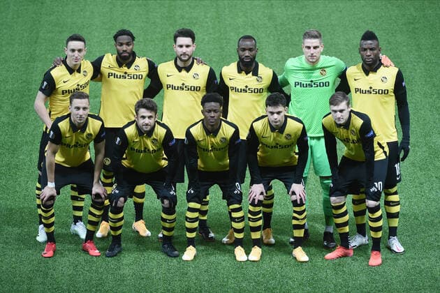 UEFA Europa League: BSC Young Boys - CFR Cluj 10.12.2020, Bern, Wankdorf, UEFA Europa League: BSC Young Boys - CFR Cluj, hinter Reihe v.l.n.r. 36 Silvan Hefti (Young Boys), 21 Ulisses Garcia (Young Boys), 25 Jordan Lefort (Young Boys), 13 Nicolas Moumi Ngamaleu (Young Boys), 26 Torhüter David von Ballmoos (Young Boys) und 18 Jean-Pierre Nsame (Young Boys), vordere Reihe v.l.n.r. 14 Nicolas Bürgy (Young Boys), 10 Miralem Sulejmani (Young Boys), 19 Felix Mambimbi (Young Boys), 60 Fabian Rieder (Young Boys) und 20 Michel Aebischer (Young Boys).