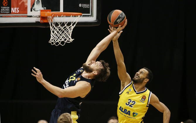 Danilo Barthel, Johannes Thiemann Aktion Spielszene Zweikampf Basketball EuroLeague Herren Saison 2020 2021 10.12.2020 ALBA Berlin vs. Fenerbahce Istanbul