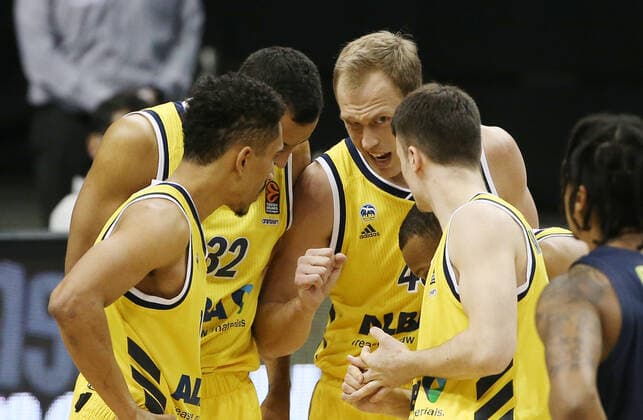 Maodo Lo, Johannes Thiemann, Luke Sikma redend, Jonas Mattissek Basketball EuroLeague Herren Saison 2020 2021 10.12.2020 ALBA Berlin vs. Fenerbahce Istanbul