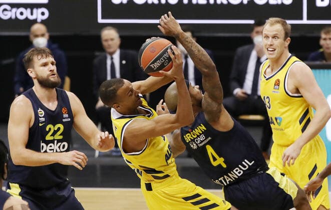 Louis Olinde, Lorenzo Brown Aktion Spielszene Zweikampf Basketball EuroLeague Herren Saison 2020 2021 10.12.2020 ALBA Berlin vs. Fenerbahce Istanbul