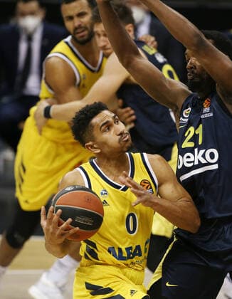 Maodo Lo, Dyshawn Pierre Aktion Spielszene Zweikampf Basketball EuroLeague Herren Saison 2020 2021 10.12.2020 ALBA Berlin vs. Fenerbahce Istanbul