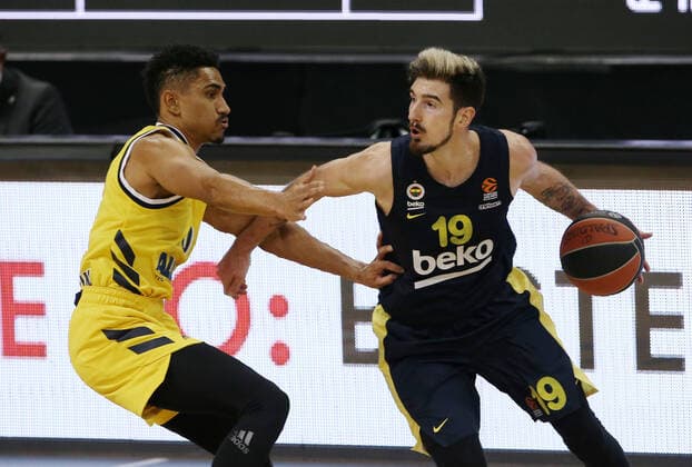 Maodo Lo, Nando De Colo Aktion Spielszene Zweikampf Basketball EuroLeague Herren Saison 2020 2021 10.12.2020 ALBA Berlin vs. Fenerbahce Istanbul