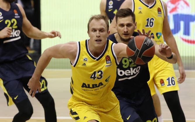 Luke Sikma, Edgaras Ulanovas Aktion Spielszene Zweikampf Basketball EuroLeague Herren Saison 2020 2021 10.12.2020 ALBA Berlin vs. Fenerbahce Istanbul