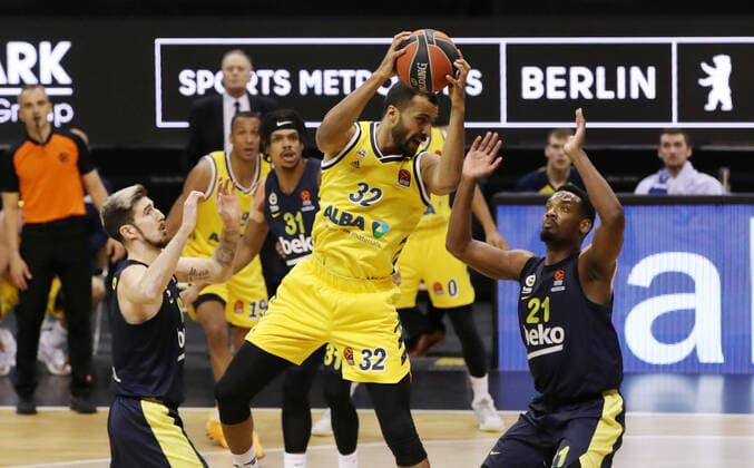 Nando De Colo, Johannes Thiemann, Dyshawn Pierre Aktion Spielszene Zweikampf Basketball EuroLeague Herren Saison 2020 2021 10.12.2020 ALBA Berlin vs. Fenerbahce Istanbul