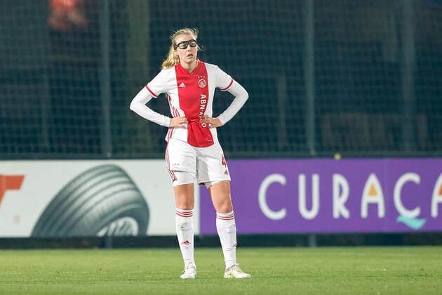Sport Bilder des Tages AMSTERDAM , 10-12-2020 , Sportpark de Toekomst , Dutch football , Champions League , season 2020 2021. Ajax player Lisa Doorn dejected during the match Ajax vs Bayern Munchen women Ajax - Bayern Munchen women  Copyright: ToonxDompeling