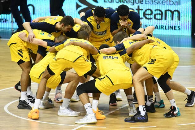 Die ALBA-Mannschaft mit einer neuen Variante des Kreisels ALBA Berlin - Fenerbahce Istanbul Basketball, Turkish Airlines Euroleague, Gruppenphase, Vorrunde, Herren, Männer, Maenner, men, Saison 2020 2021 Berlin, 10.12..2020 Mercedes-Benz Arena