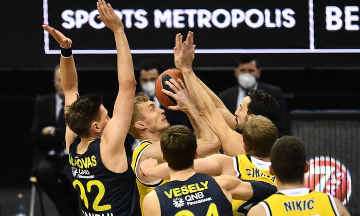 Niels Giffey (ALBA), mit Ball, links Edgaras Ulanovas (Istanbul), rechts Leo Westermann (Istanbul), ALBA Berlin - Fenerbahce Istanbul Basketball, Turkish Airlines Euroleague, Gruppenphase, Vorrunde, Herren, Männer, Maenner, men, Saison 2020 2021 Berlin, 10.12..2020 Mercedes-Benz Arena