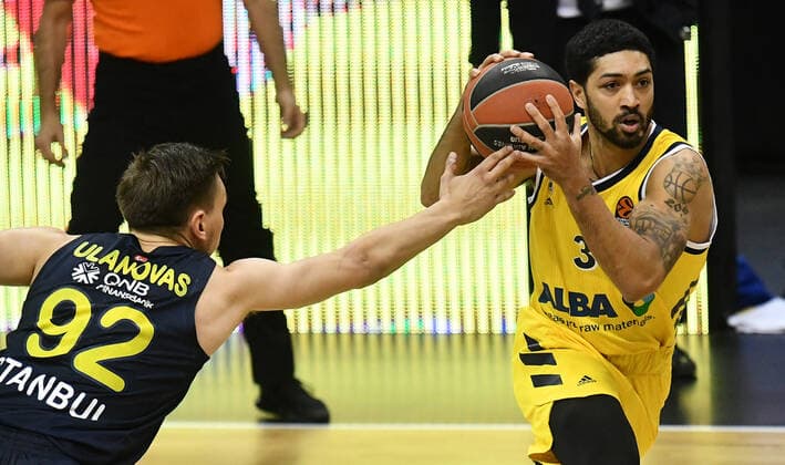 Peyton Siva (ALBA), mit Ball, links Edgaras Ulanovas (Istanbul), ALBA Berlin - Fenerbahce Istanbul Basketball, Turkish Airlines Euroleague, Gruppenphase, Vorrunde, Herren, Männer, Maenner, men, Saison 2020 2021 Berlin, 10.12..2020 Mercedes-Benz Arena