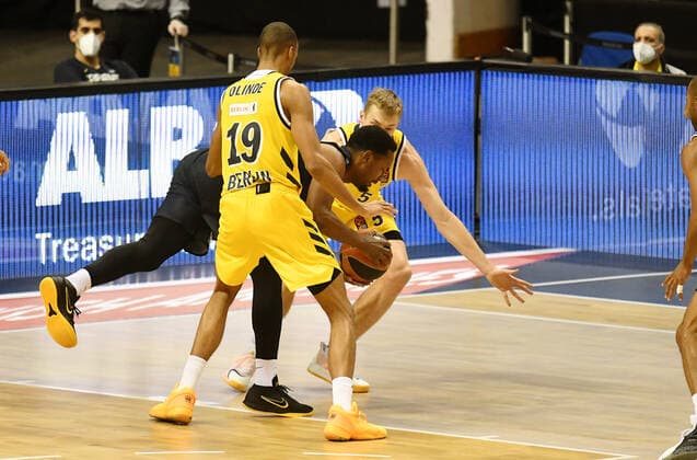Niels Giffey (ALBA), und Louis Olinde (ALBA), nehmen Dyshawn Pierre (Istanbul), in diue Zange ALBA Berlin - Fenerbahce Istanbul Basketball, Turkish Airlines Euroleague, Gruppenphase, Vorrunde, Herren, Männer, Maenner, men, Saison 2020 2021 Berlin, 10.12..2020 Mercedes-Benz Arena