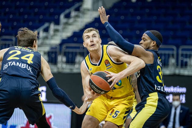 Basketball Berlin 10.12.2020 Saison 2020 2021 Euroleague Regular Season Vorrunde Alba Berlin vs Fenerbahce Beko Istanbul Niels Giffey (Alba Berlin, No.05) Ali Muhammed (Fenerbahce, No.35) Jan Vesely (Fenerbahce, No.24)