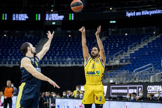Basketball Berlin 10.12.2020 Saison 2020 2021 Euroleague Regular Season Vorrunde Alba Berlin vs Fenerbahce Beko Istanbul Peyton Siva (Alba Berlin, No.03) Leo Westermann (Fenerbahce, No.09)