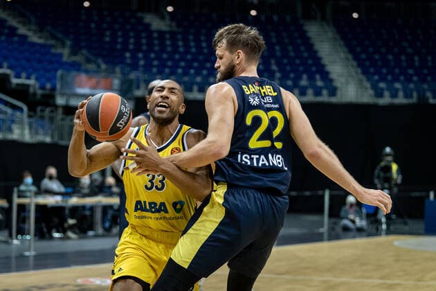Basketball Berlin 10.12.2020 Saison 2020 2021 Euroleague Regular Season Vorrunde Alba Berlin vs Fenerbahce Beko Istanbul Jayson Granger (Alba Berlin, No.33) Danilo Barthel (Fenerbahce, No.22)