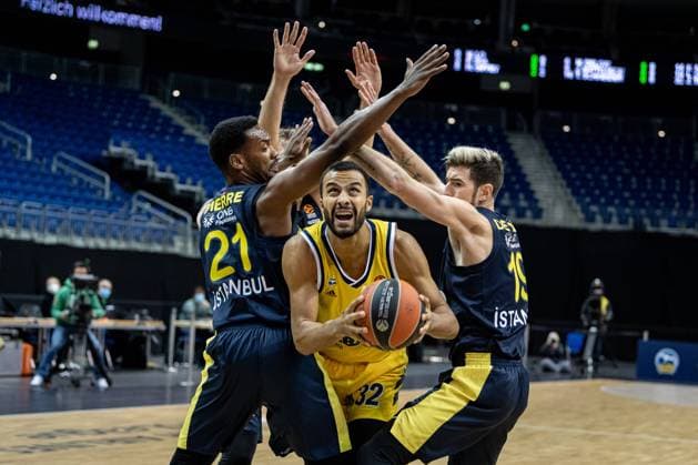 Bilder des Jahres 2020, Sport 12 Dezember Sport Themen der Woche KW50 Sport Bilder des Tages Basketball Berlin 10.12.2020 Saison 2020 2021 Euroleague Regular Season Vorrunde Alba Berlin vs Fenerbahce Beko Istanbul Johannes Thiemann (Alba Berlin, No.32) Nando De Colo (Fenerbahce, No.19) Dyshawn Pierre (Fenerbahce, No.21) *** Basketball Berlin 10 12 2020 Season 2020 2021 Euroleague Regular Season Preliminary round Alba Berlin vs Fenerbahce Beko Istanbul Johannes Thiemann Alba Berlin, No 32 Nando De Colo Fenerbahce, No 19 Dyshawn Pierre Fenerbahce, No 21