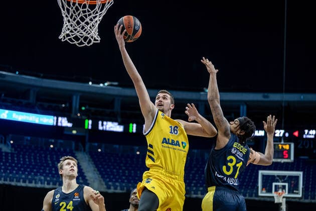 Basketball Berlin 10.12.2020 Saison 2020 2021 Euroleague Regular Season Vorrunde Alba Berlin vs Fenerbahce Beko Istanbul Kresimir Nikic (Alba Berlin, No.16) Jarell Eddie (Fenerbahce, No.31)