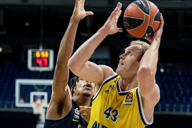 Basketball Berlin 10.12.2020 Saison 2020 2021 Euroleague Regular Season Vorrunde Alba Berlin vs Fenerbahce Beko Istanbul Luke Sikma (Alba Berlin, No.43) Jarell Eddie (Fenerbahce, No.31)
