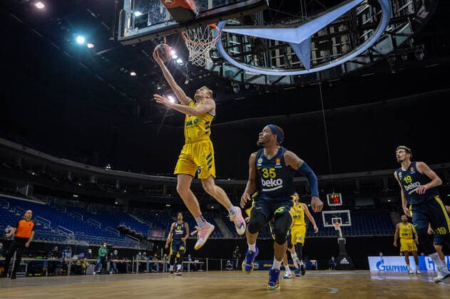 Basketball Berlin 10.12.2020 Saison 2020 2021 Euroleague Regular Season Vorrunde Alba Berlin vs Fenerbahce Beko Istanbul Niels Giffey (Alba Berlin, No.05) Ali Muhammed (Fenerbahce, No.35)