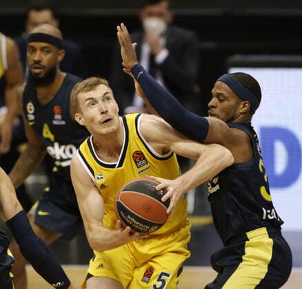 Niels Giffey, Ali Muhammed Aktion Spielszene Zweikampf Basketball EuroLeague Herren Saison 2020 2021 10.12.2020 ALBA Berlin vs. Fenerbahce Istanbul