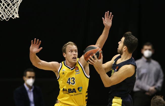 Luke Sikma, Melih Mahmutoglu Aktion Spielszene Zweikampf Basketball EuroLeague Herren Saison 2020 2021 10.12.2020 ALBA Berlin vs. Fenerbahce Istanbul