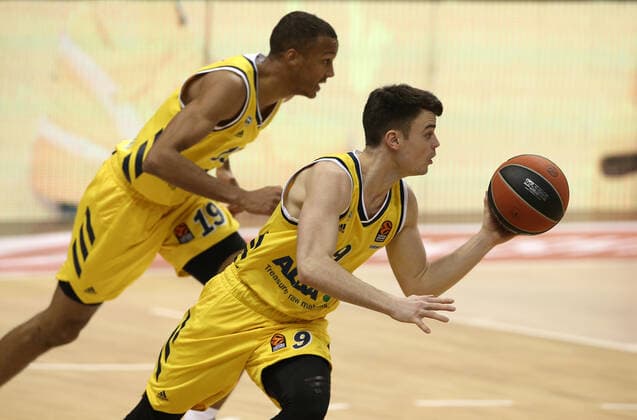 Jonas Mattissek, Louis Olinde Aktion Oberkoerper Oberkörper Basketball EuroLeague Herren Saison 2020 2021 10.12.2020 ALBA Berlin vs. Fenerbahce Istanbul