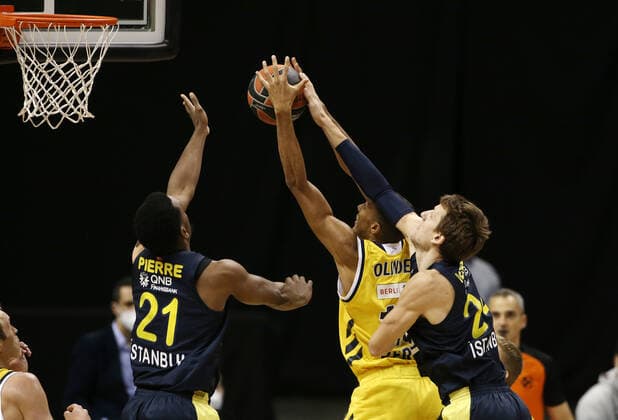 Dyshawn Pierre, Louis Olinde, Jan Vesely Aktion Spielszene Zweikampf Basketball EuroLeague Herren Saison 2020 2021 10.12.2020 ALBA Berlin vs. Fenerbahce Istanbul