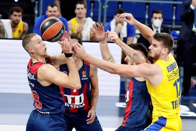 Baskonia s Tadas Sedekerskis (L) in action against Maccabi Tel Aviv s Dragan Bender (R) during their Euroleague basketball match between Saski Baskonia and Maccabi Tel Aviv held at Fernando Buesa arena in Vitoria, northern Spain, 10 November 2020. Saski Baskonia vs Maccabi Tel Aviv !ACHTUNG: NUR REDAKTIONELLE NUTZUNG!  Copyright: xDavidxAguilarx GRAF3136 20201210-637432331886306231