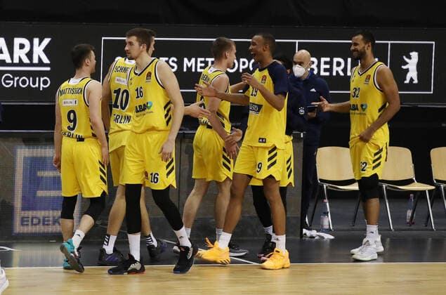 Jonas Mattissek, Tim Schneider, Kresimir Nikic, Louis Olinde, Johannes Thiemann Freude Emotion jubelnd Jubel nach Spielende Basketball EuroLeague Herren Saison 2020 2021 10.12.2020 ALBA Berlin vs. Fenerbahce Istanbul