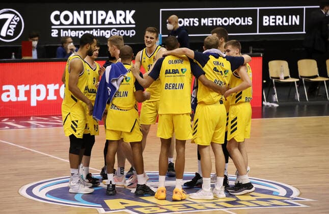 Mannschaftsjubel Jonas Mattissek, Tim Schneider, Kresimir Nikic, Louis Olinde, Johannes Thiemann Freude Emotion jubelnd Jubel nach Spielende Basketball EuroLeague Herren Saison 2020 2021 10.12.2020 ALBA Berlin vs. Fenerbahce Istanbul