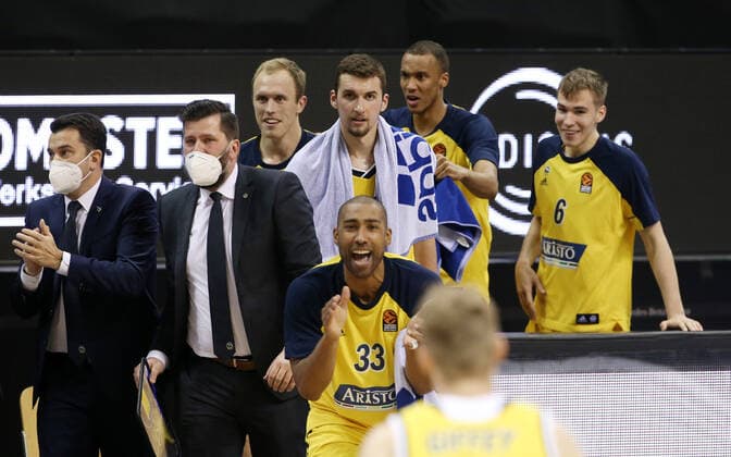 Jayson Granger, Luke Sikma, Kresimir Nikic, Louis Olinde, Malte Delow Freude Emotion jubelnd Jubel Basketball EuroLeague Herren Saison 2020 2021 10.12.2020 ALBA Berlin vs. Fenerbahce Istanbul