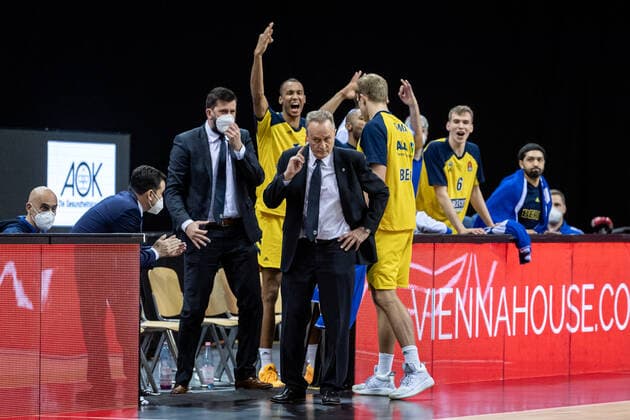 Basketball Berlin 10.12.2020 Saison 2020 2021 Euroleague Regular Season Vorrunde Alba Berlin vs Fenerbahce Beko Istanbul Jubel Alba Aito Garcia Reneses (Alba Berlin, Trainer)