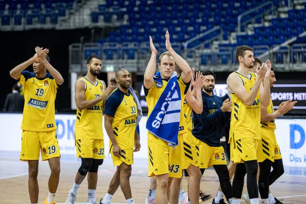 Basketball Berlin 10.12.2020 Saison 2020 2021 Euroleague Regular Season Vorrunde Alba Berlin vs Fenerbahce Beko Istanbul Jubel Alba Luke Sikma (Alba Berlin, No.43) mi. und andere