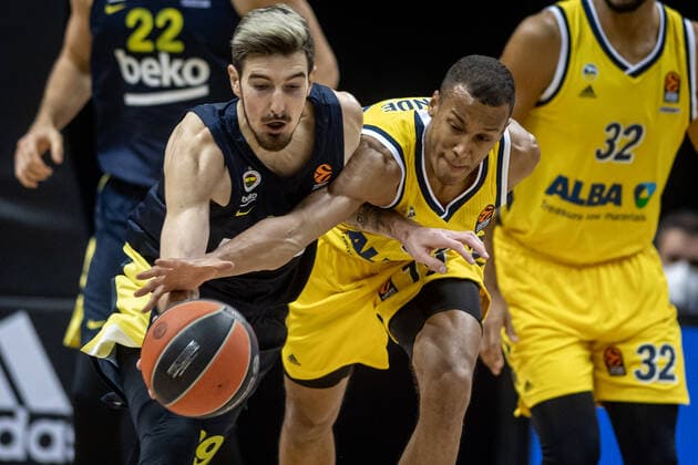 Basketball Berlin 10.12.2020 Saison 2020 2021 Euroleague Regular Season Vorrunde Alba Berlin vs Fenerbahce Beko Istanbul Louis Olinde (Alba Berlin, No.19) Nando De Colo (Fenerbahce, No.19) li.