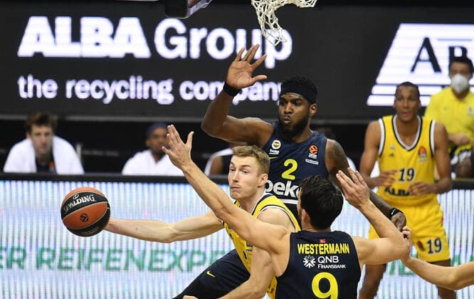 Niels Giffey (ALBA), beim Abspiel, vorne Leo Westermann (Istanbul), hinten Johnny Hamilton (Istanbul), ALBA Berlin - Fenerbahce Istanbul Basketball, Turkish Airlines Euroleague, Gruppenphase, Vorrunde, Herren, Männer, Maenner, men, Saison 2020 2021 Berlin, 10.12..2020 Mercedes-Benz Arena