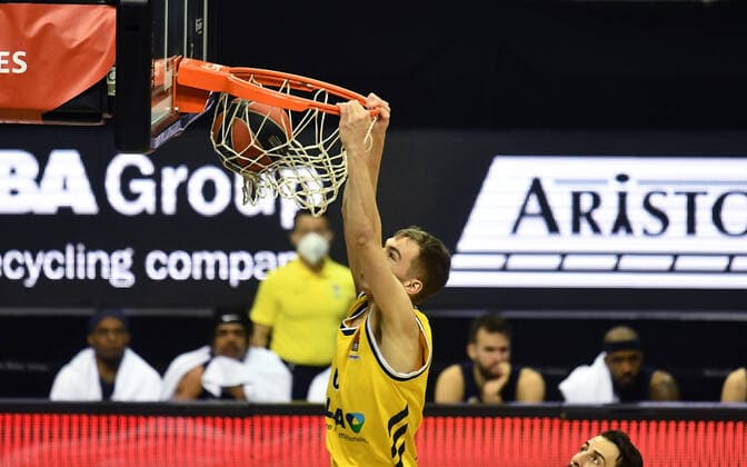 Malte Delow (ALBA), beim dunking ALBA Berlin - Fenerbahce Istanbul Basketball, Turkish Airlines Euroleague, Gruppenphase, Vorrunde, Herren, Männer, Maenner, men, Saison 2020 2021 Berlin, 10.12..2020 Mercedes-Benz Arena